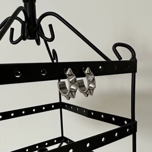 Edblad örhängen - Säljer dessa från Edblad pga att jag byter till guldsmycken. De är använda fåtal gånger. Nypriset är 399kr, men jag säljer för 250kr (inräknad frakt). 