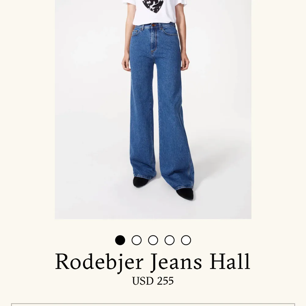 Jeans från Rodebjer i modellen Hall.  Helt oanvända med prislapp kvar, finns i butik idag.  Storlek: 25 Färg: Vintage blue  100% bomull  Nypris: 1795 kr. Jeans & Byxor.