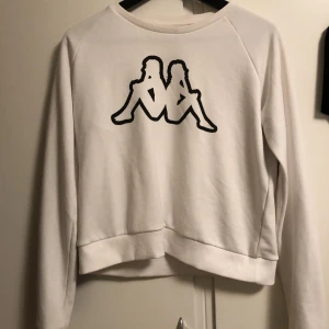 Kappa sweatshirt  - En sweatshirt från märket kappa. Den är använd ett par gånger men i vält skick. Den passar xs-s