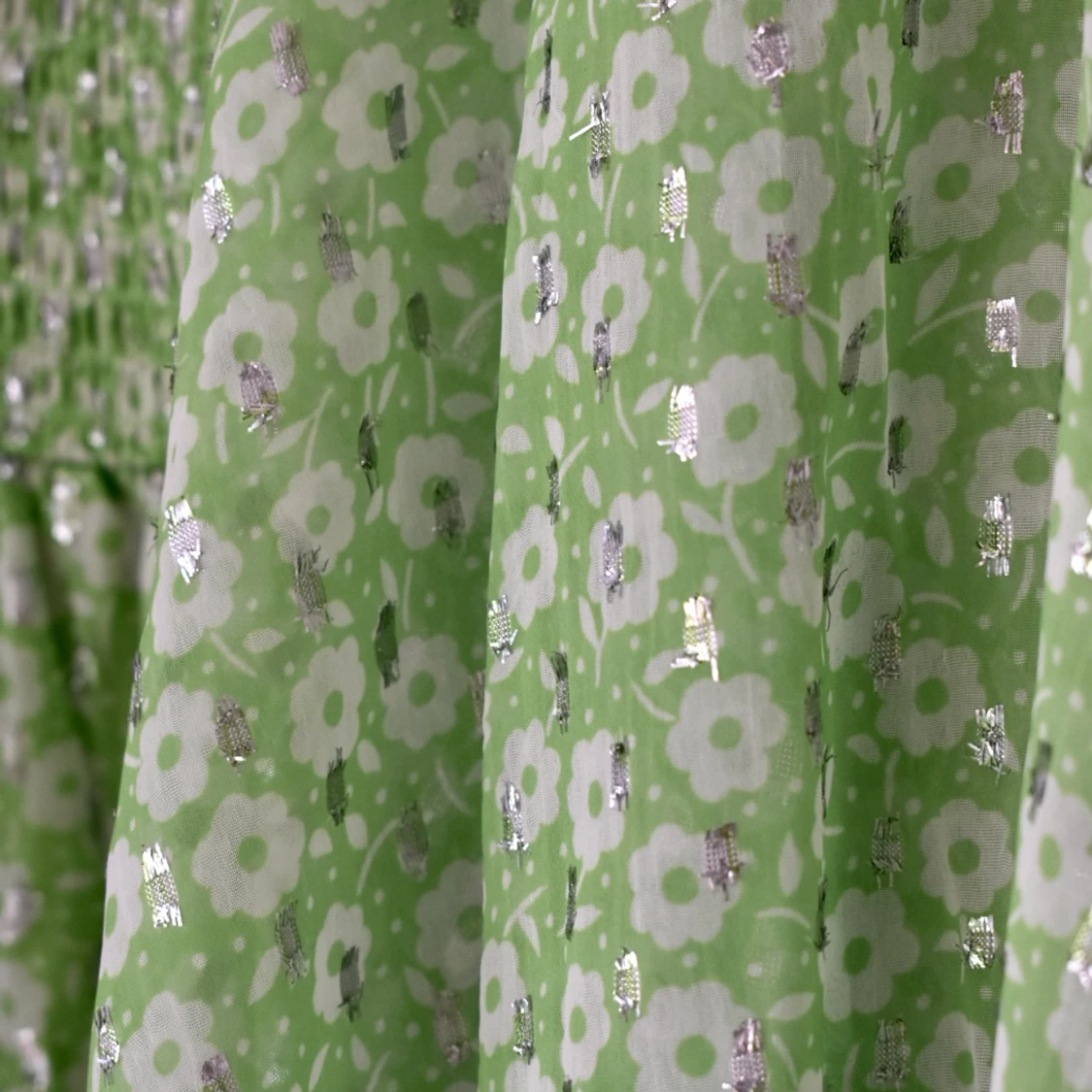 Grönblommig midiklänning med volymärmar  - 90