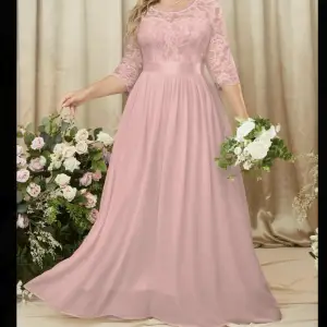 Baby rosa klänning, aldrig använd pga för stor storlek. Strl XL 
