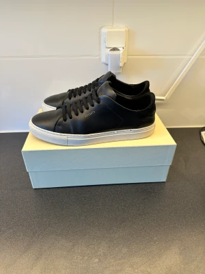 Axel Arigato skor  - Säljer ett par Axel Arigatos i storlek 43, skorna är fint skick 9/10. Kommer med boxen 