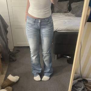 Säljer dessa ass snygga jeans som tyvärr är för stora på mig, köpa här på Plick  💓💓