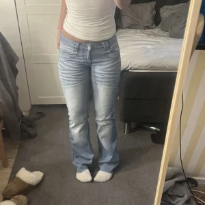 Lowest jeans  - Säljer dessa ass snygga jeans som tyvärr är för stora på mig, köpa här på Plick  💓💓