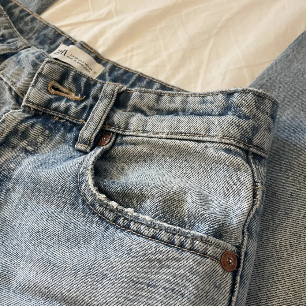 Mid-rise jeans från zara. Knappast använda. Ljusblå jeans med mörkblå detaljer samt slitningar. Jag är 168cm😁. Jeans & Byxor.
