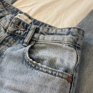 Mid-rise jeans från zara. Knappast använda. Ljusblå jeans med mörkblå detaljer samt slitningar. Jag är 168cm😁