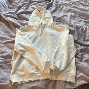 Vit hov1 hoodie - En vit hov1 hoodie med tryck på baksidan. använd men fortfarande super skön, vet inte från vilket år tyvärr men säljer pga inte så stort fan. Storleken är L men passar verkligen M möjligtvis S. Nypris 600 men pris kan diskuteras! 