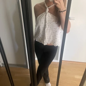 Sommar topp - Säljer denna jötte fina topp från zara som aldrig är använd! Den är lite skrynklig på bilden däröfr ser den aksnke lite konstig ut. 💖