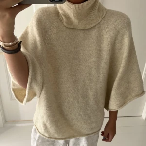 Beige tröja - Super snygg beige stickad tröja med lite större trekvartsärmar och polokrage. Knappt använd så mycket fint skick!