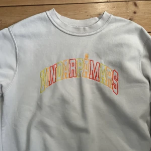 Hov1 merch - Säljer min Hov1 sweatshirt i storlek S från kollektionen "Vindar på mars" Fint skick. köparen står för frakten, köpt för 500kr