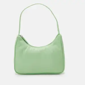 En grön väska från Monki. Höjd: 20 cm. Längd: 25 cm. Vidd: 7 cm. Har blivit använd 1-2 gånger. Inga tecken på användning⭐️