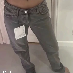 Midrise - Säljer de populära gråa midrise jeansen från Zara 💅Lånade bilder