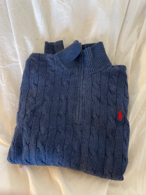 Stickad långärmad - Ralph Lauren - Fint skick. Storlek S. Jag är 180 cm på bilden, passar mig bra. Nypris 1300kr. Säljer för 300 kr.