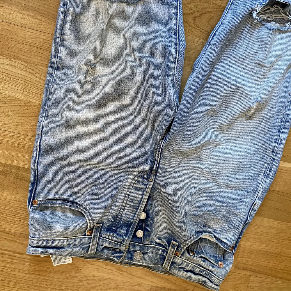 Jeans från Levis, något kortare i benen med slitningar på knäna. Väldigt snygg tvätt. Jeans & Byxor.