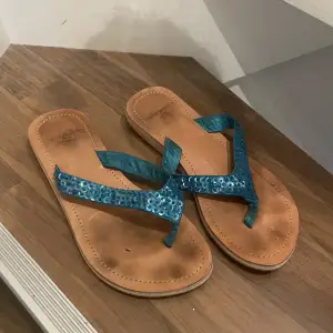 Super gulliga sandaletter med blåa paljett detaljer. Använda några gånger, men i fortfarande fint skick