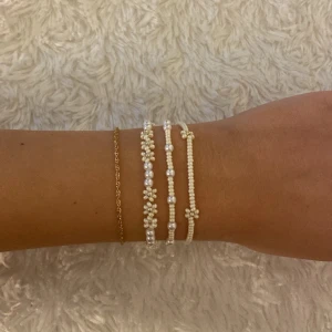 Pärlarmband  - Söta enkla pärlarmband görs efter beställning, första bilden alla tsm 88kr samt 15kr frakt, vid köp av 4 armband frifrakt💕 designa fritt med egna färger och mått, gör massa olika smycken kika in min profil💕