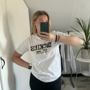 Dickies tshirt - Dickies tshirt med camologga Pris ex frakt