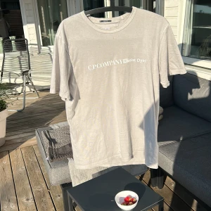 Cp company t-shirt - Säljer nu min cp company t-shirt som jag köpte på på mitt landställe i fjälbacka för 1000kr