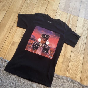 Juice wrld t-shirt Merch. - Juice wrld t-shirt Merch. Juice wrld legends never die Album tee I strl S. Superfint skick, köp på 999club (Hans Merch sida)
