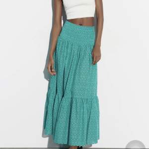 Säljer denna helt oanvänd slutsålda lång kjol från zara super fin!❤️‍🔥 (pris kan diskuteras)