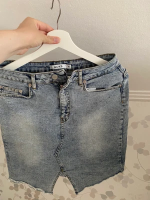 Jeanskjol NAKD - Nyskick! Storlek 40 men passar en större 36 & 38. 