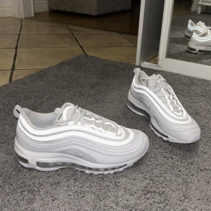 Air max 97  - Säljer air Max 97 st 40. Används Max 3 ggr. Köpte för 1599kr (bild på kvitto finns). Säljer för 1150kr utan frakt. Köparen står för frakten. Kontakta mig vid frågor🥰