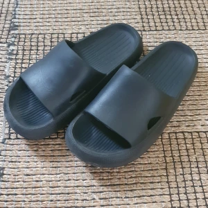 Sandaler - Svarta sandaler i plast. Mjuka och studsiga att gå med. 