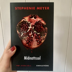 Twilight  - En del av Twilight serien. Om jag kunde drömma från Edwards perspektiv. Så bra! Säljer då jag har två. 🖤