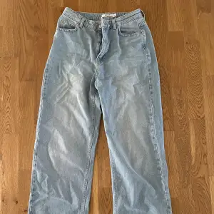 Snyggt oversized ljusblå jeans från NAKD. använt få gånger. 