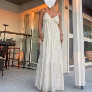 Lång vit-beige klänning från Bikbok! Köpt för 500:-. Storlek L men passar mig som är S/M