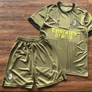 AC Milan T-shirt  - Jag säljer ett par nya AC Milan T-shirts för endast 659 kr. Leveransen tar ungefär 2 veckor. Eller så kan vi mötas upp i Västerås. Finns i alla storlekar. 