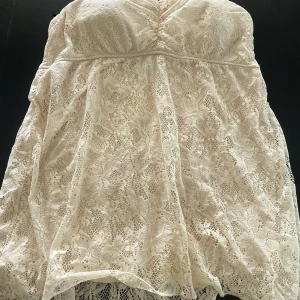 Puder rosa spets topp utan band ♥️ - Supersöt sommartopp med spets i en ljus rosa färg! ♥️ Passar till både kjol och jeans ♥️