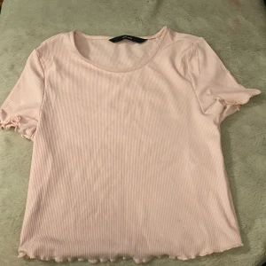 Rosa topp för 50kr - Hej, nu säljer jag denna ljusrosa topp från Vero Moda för 50kr. Toppen är i nyskick, har endast testat den!  Den är i storlek XS. Kan mötas i Stockholm och även frakta. 