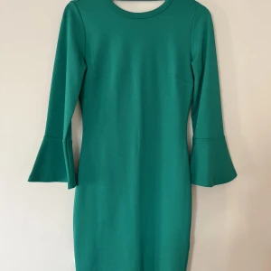 Klänning - Grön sommarklänning, perfekt passform. Som ny endast använd vid ett tillfälle.
