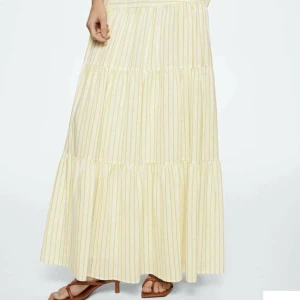 kjol från mango - en väldigt fin kjol som är perfekt i både längden och midjan, alla lappar är kvar och den är aldrig använd