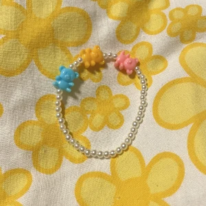 Armband/ Bracelets - Bild 1: den PAN sexuella flaggan i björnpärlor med intryck av vit. Bild 2: 3 färgade (max 3 färger) med intryck av genomskinligt. Bild 3: 2 färgade 1 vit, i 2 olika färger. (Du som kund får självklart välja färger själv)