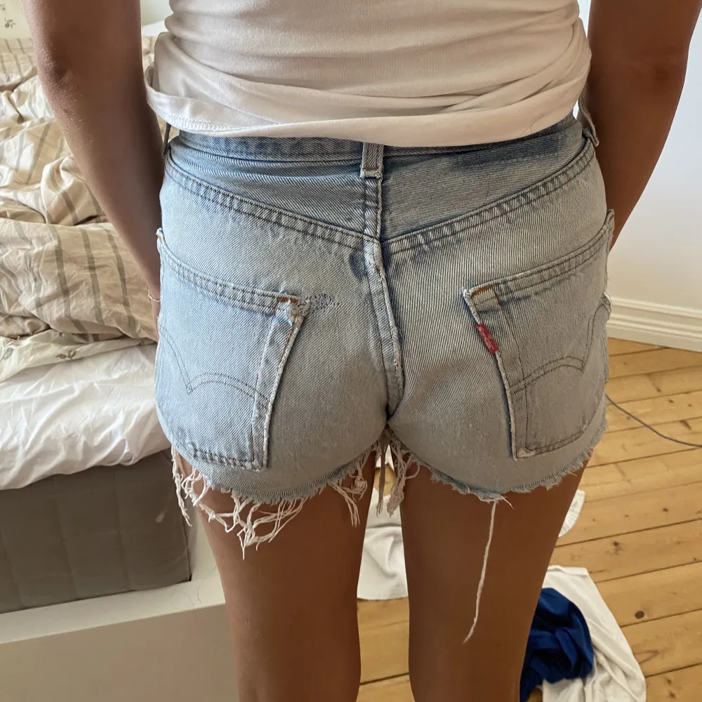 Jeans shorts, skriv för fler bilder säljer pågrund att dem är för små Finns tecken på användning men  inget man lägger märke till (Storleken står ej på dem midjemått 68,5). Shorts.