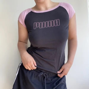 Puma mini t-shirt - Så fin puma t-shirt! Köpt second hand och använd få gånger tyvärr. Storlek S/M Hoppas någon annan får användning för den :) 