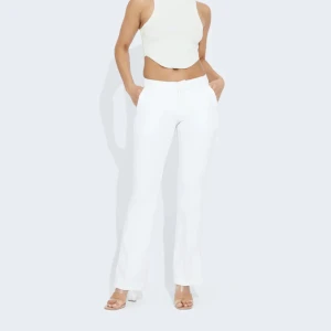 Kostymbyxor  - Använda en gång, inga fläckar eller så, som nya. Storlek 38, dock små i storleken jag har oftast 34 eller 36. Kan tänka mig att sänka priset vid snabb affär.