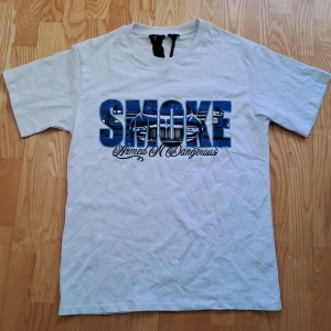 Vlone tshirt - Ny oanvänd Vlone x pop smoke "armed and dangerous"  Storlek M passar L.