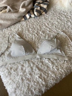 Bikiniöverdel - Svart vit bikiniöverdel, aldrig använd.