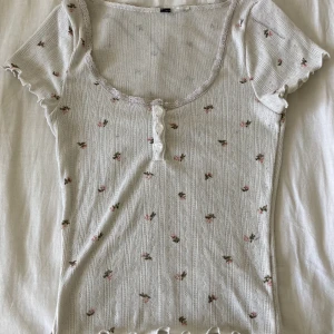 Blommig topp - Gullig topp från H&M🌷Knappt använd, stretchigt material. Somrig med små blommor på💕
