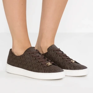 Michael kors skor  - Säljer mina fina Michael kors skor i storlek 39 men passar en 38 lika bra!  De är i bra skick då dom knappt är använda.   Kan även skicka fler bilder