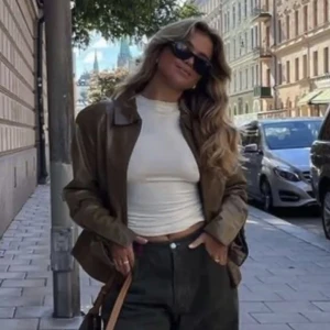 Grön skinnjacka  - Så fin grön skinnjacka, andra bilden är den jackan jag har:) 