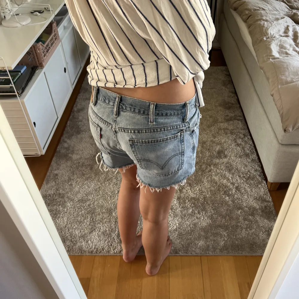 Så coola jeansshorts från Levis❤️😭😭Vintage och as najs nu till sommaren! Köpte för 600kr, säljer för 300🤩 Snyggt oversize på mig som har S💙. Shorts.