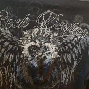 Cool toop -   En jätte cool topp från urban Outfiters med tryck. Bara använd ett fåtal gånger och är i lätte bra skick! Den har ett snitt vid magen & utsvängda armar (original pris 400) 