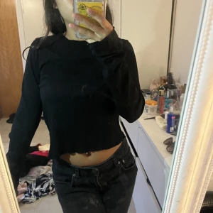 Tröja - vanlig basis tröja från new yorker den är lite sönder på armen som man ser på bilden❤️❤️ ammar där den som ny🌸