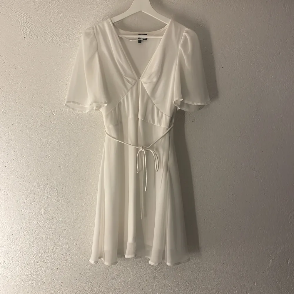 En vit klänning från vero Moda i storlek S, använd en gång på en skolavslutning:) (pris 200). Klänningar.