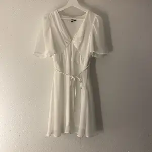 En vit klänning från vero Moda i storlek S, använd en gång på en skolavslutning:) (pris 200)