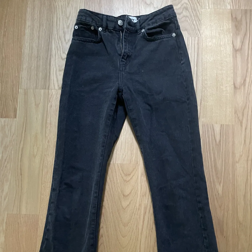 Svarta jeans från lager 157 i modellen Kick, är inte använda så mkt, köpta för ca 2 månader sen och använda typ 3 ggr🫶🏻🫶🏻säljer dem för att dem inte används💖Säljer likadana i ljusblått, Dem är high waist och croppade storlek XXS 15 kr💖💖🫶🏻. Jeans & Byxor.